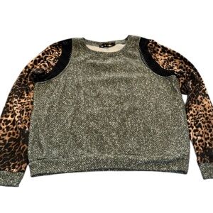 🟣 GRAY SPECKLED SWEATSHIRT W/ LEOPARD SLEEVES SIZE LARGE